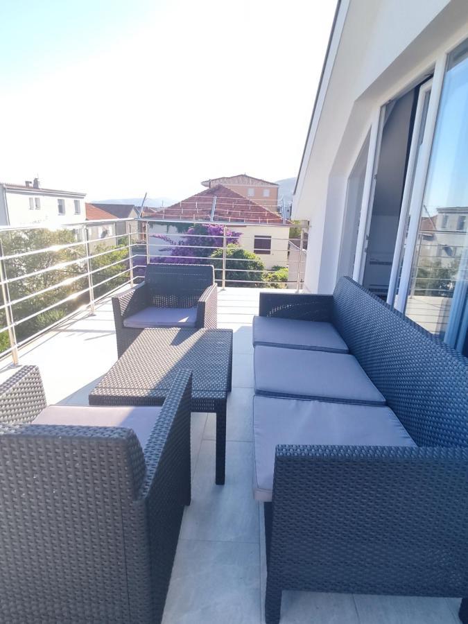Sunny Attic Apartment With Balcony & Modern City Apartment With Outdoor Area, No Balcony Trogir Dış mekan fotoğraf