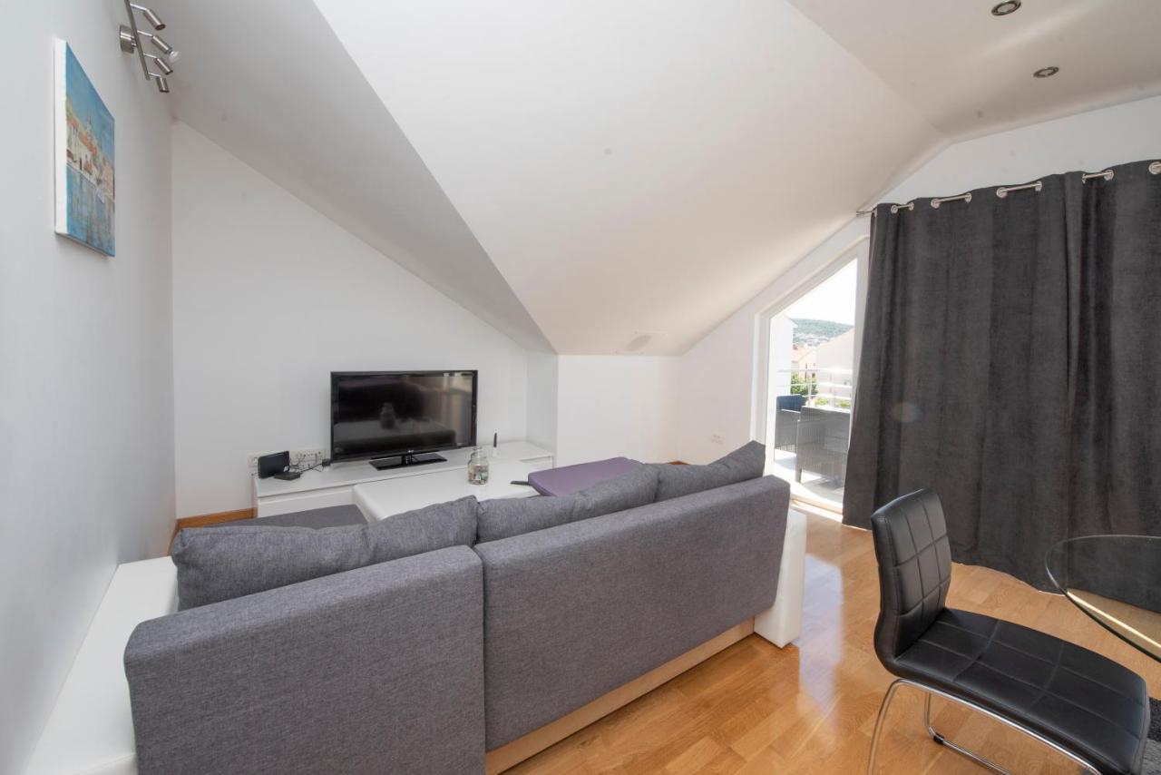 Sunny Attic Apartment With Balcony & Modern City Apartment With Outdoor Area, No Balcony Trogir Dış mekan fotoğraf