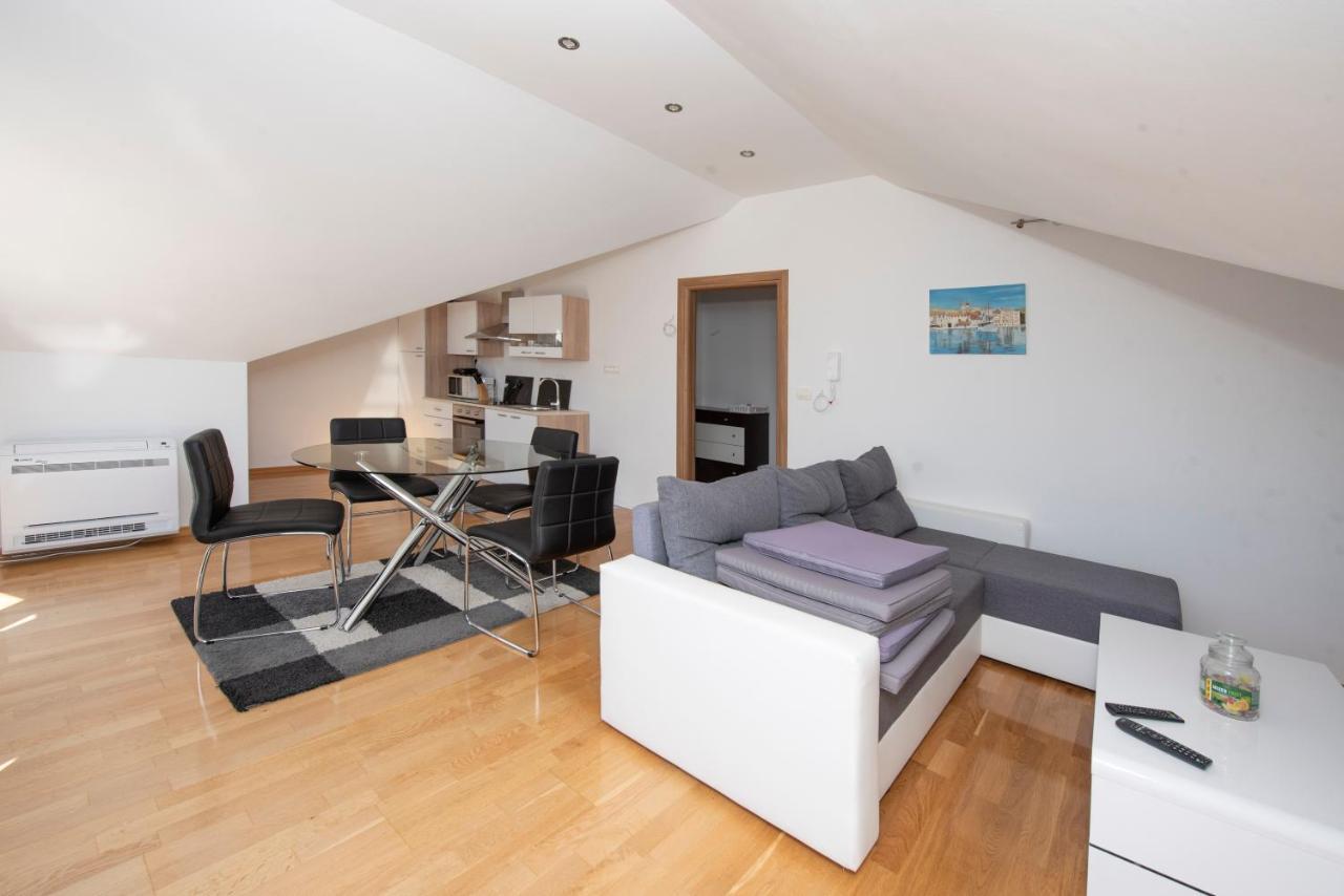 Sunny Attic Apartment With Balcony & Modern City Apartment With Outdoor Area, No Balcony Trogir Dış mekan fotoğraf